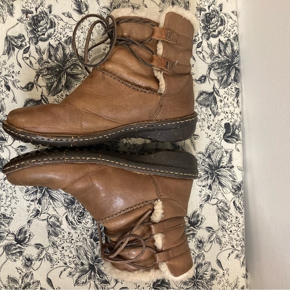 UGG Sz 9 Rianne Shearling Lined Leather Front Wrap Lace Ankle Booties - Picture 5 of 16